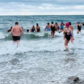 Vinterbadere på vej ud i havet til Bagenkop Vinterbaderfestival