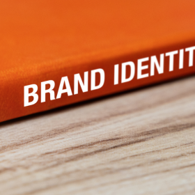 Rød bog med teksten Brand Identity