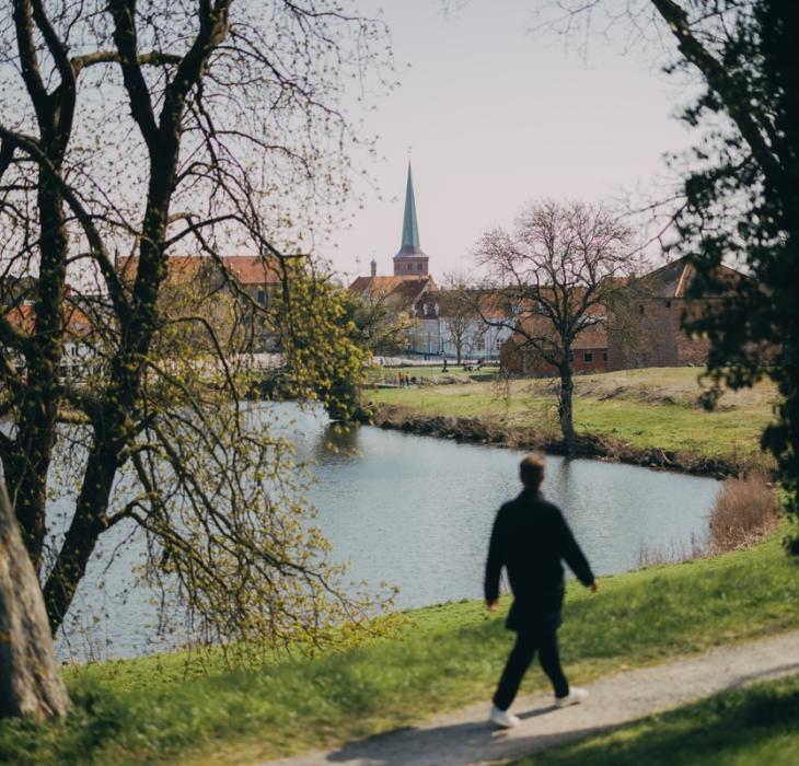 Mand vandrer i Nyborg, foråret er ved at springe ud
